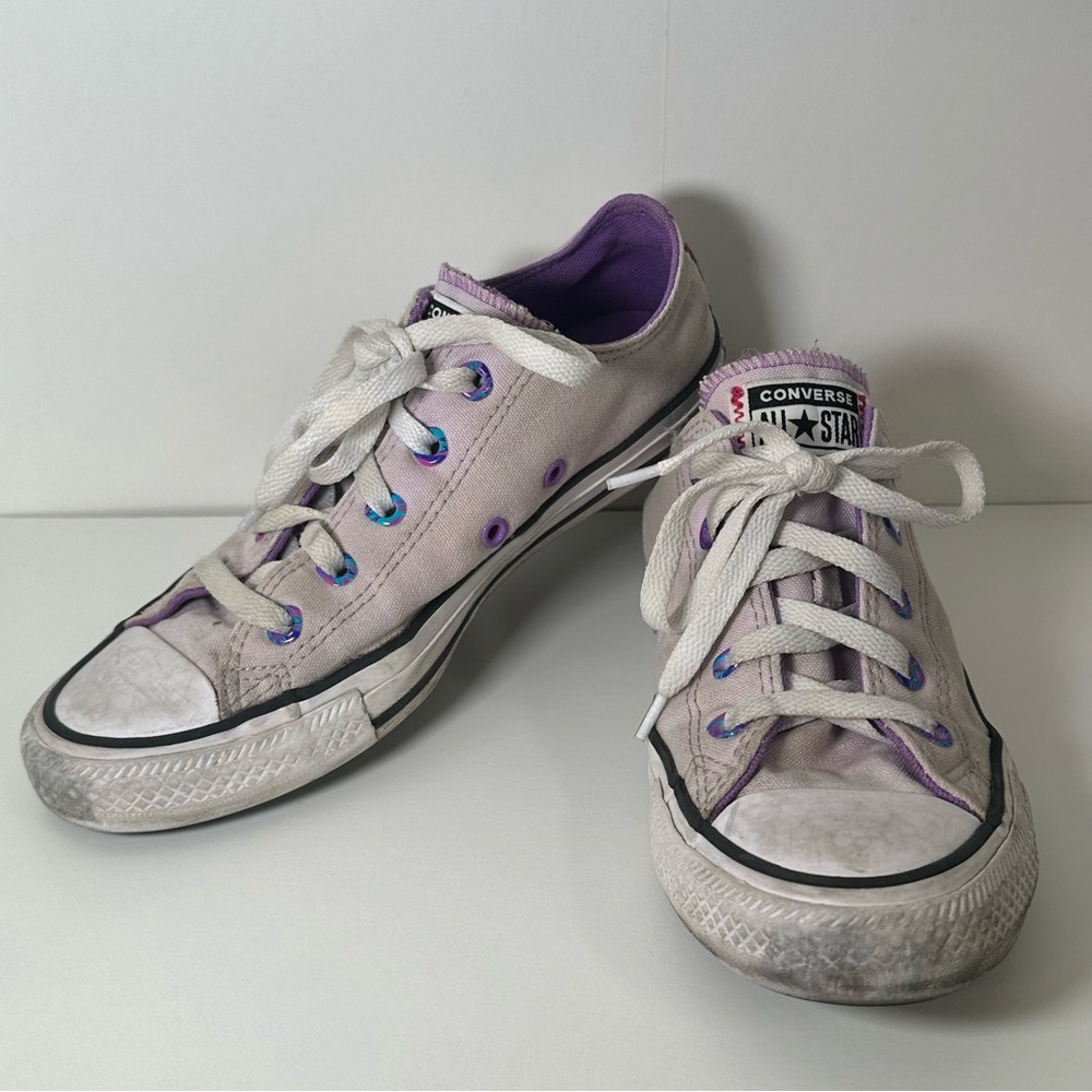 Kids size 4.5 / women’s size 6 lilac converse all star sneakers.